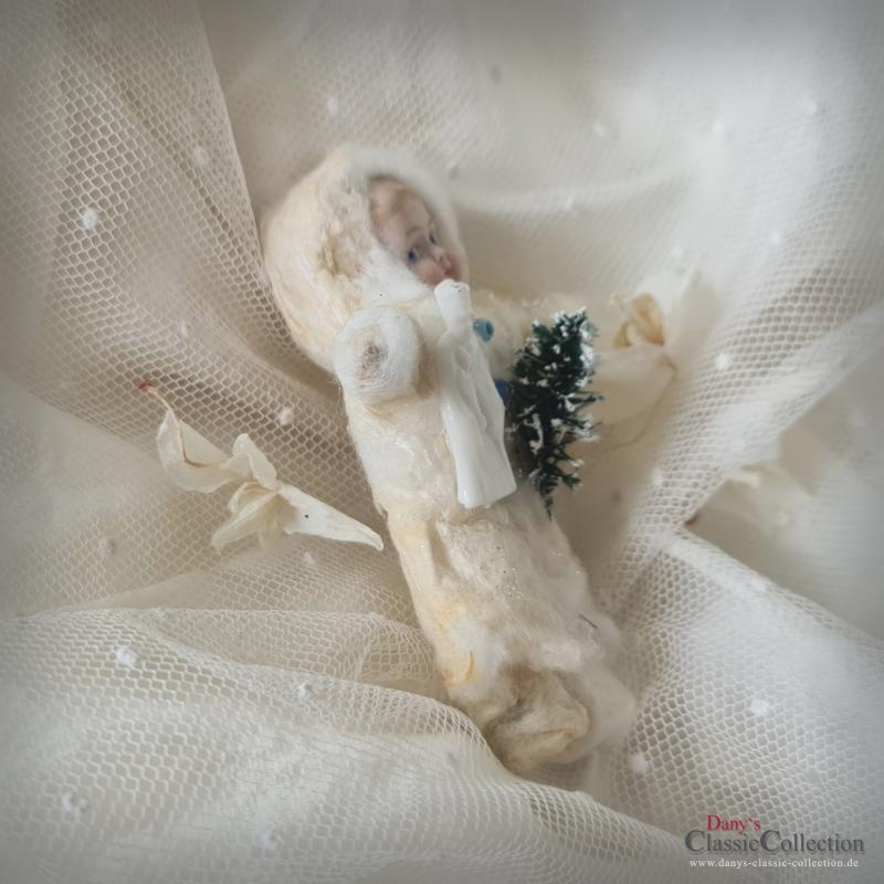 VERKAUFT ! Niedliches Winterkind ~ Schneekind ~ Wattekind mit Bäumchen ~ nostalgische Weihnachtsdeko ~ Vintage Weihnacht ~ Weihnachtsschmuck