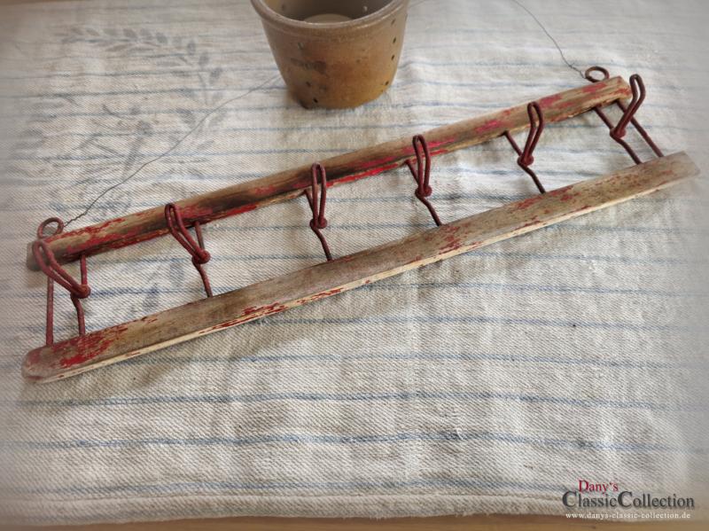 VERKAUFT ! 6 Haken Garderobenleiste alt ~ rustikale Hakenleiste Holz ~ Metallaufhänger rot ~ Vintage Landhaus ~ Bauernhaus ~ Wandgarderobe