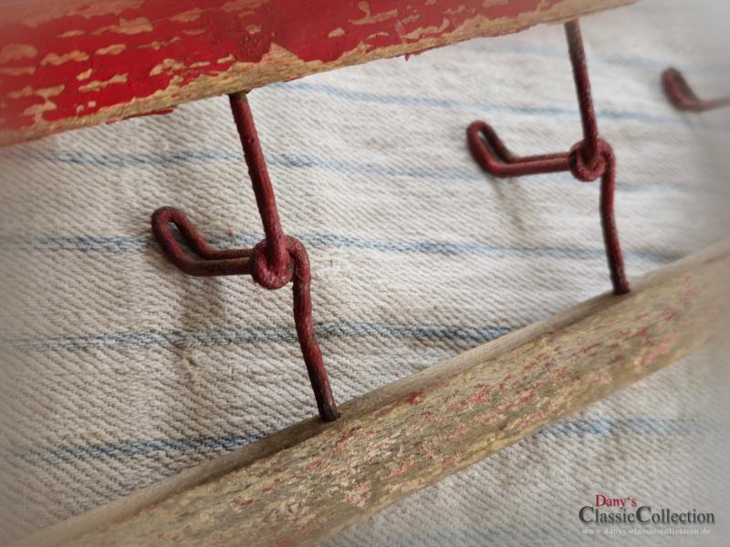 VERKAUFT ! 6 Haken Garderobenleiste alt ~ rustikale Hakenleiste Holz ~ Metallaufhänger rot ~ Vintage Landhaus ~ Bauernhaus ~ Wandgarderobe