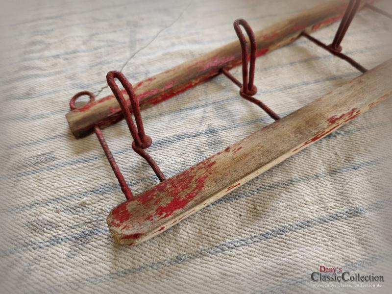 VERKAUFT ! 6 Haken Garderobenleiste alt ~ rustikale Hakenleiste Holz ~ Metallaufhänger rot ~ Vintage Landhaus ~ Bauernhaus ~ Wandgarderobe