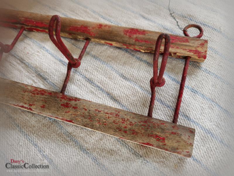 VERKAUFT ! 6 Haken Garderobenleiste alt ~ rustikale Hakenleiste Holz ~ Metallaufhänger rot ~ Vintage Landhaus ~ Bauernhaus ~ Wandgarderobe