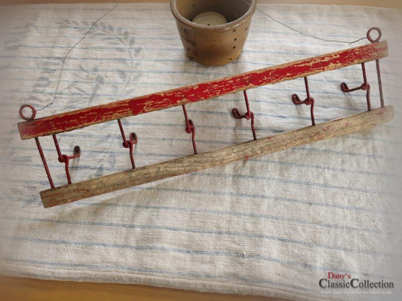 VERKAUFT ! 6 Haken Garderobenleiste alt ~ rustikale Hakenleiste Holz ~ Metallaufhänger rot ~ Vintage Landhaus ~ Bauernhaus ~ Wandgarderobe