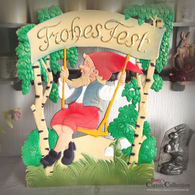 Alte 49 x 40 cm Osterpappe ~ Zwerg auf Schaukel ~ Schaufensterdeko ~ Osterschmuck ~ Osterdeko ~ Sammlerstück ~ Frohes Fest
