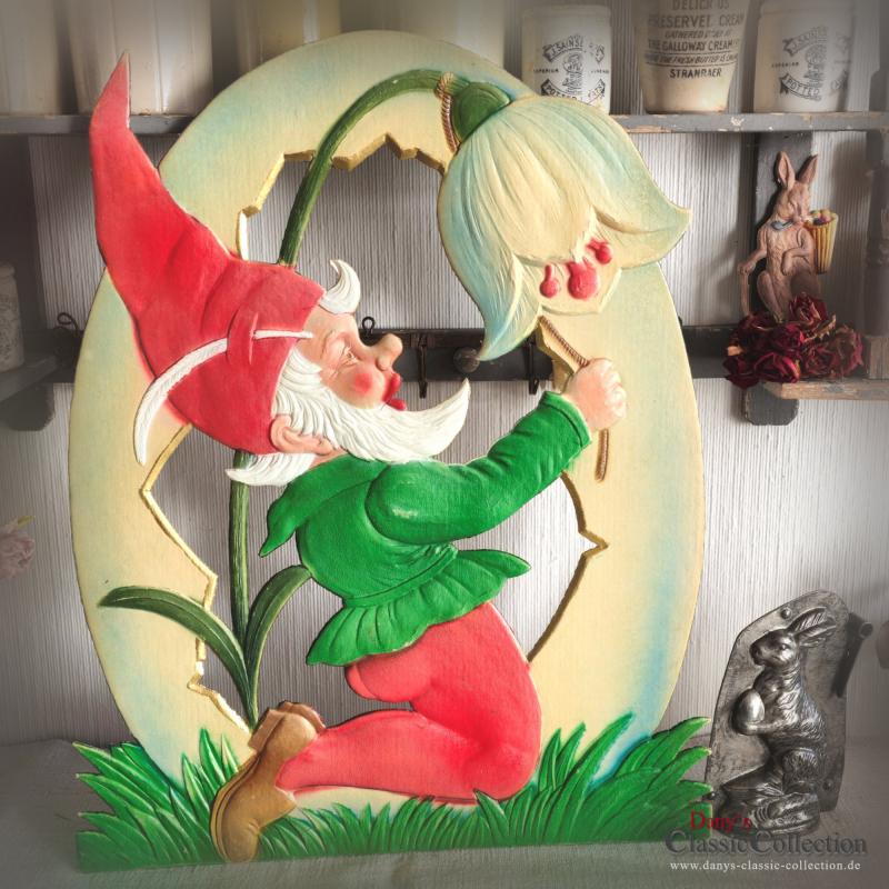 Alte 49 x 39,5 cm Pappe ~ Zwerg läutet Schneeglöckchen ~ Schaufensterdeko ~ Osterschmuck ~ Osterdeko ~ Sammlerstück ~ Frohe Ostern