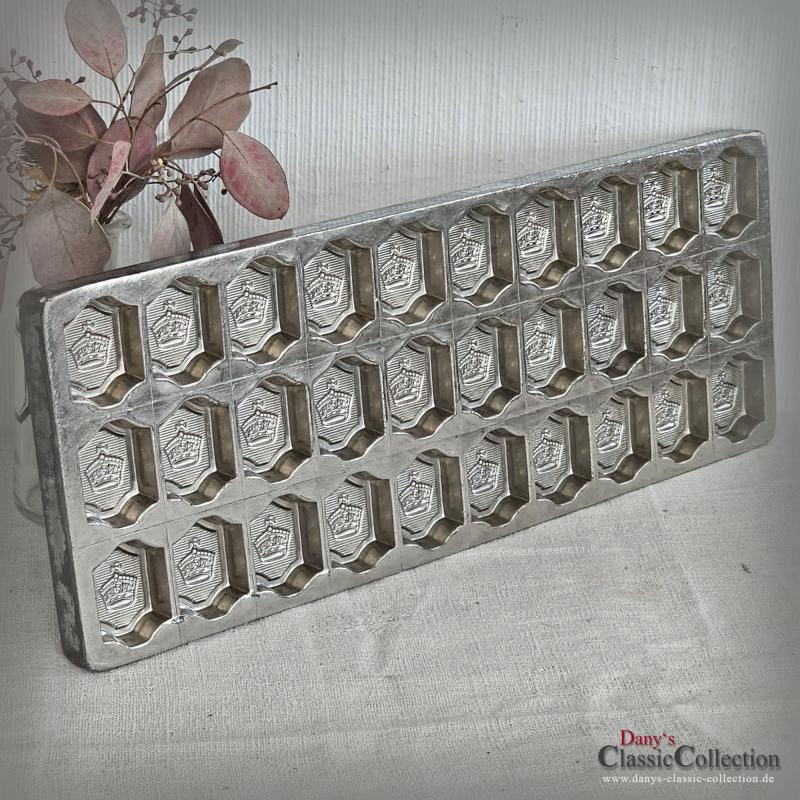 VERKAUFT ! Schokoladenform ~ 30 Krönchen ~ Metall Gießform ~ Schokoladen Platte Krone ~ Vintage Homedecor ~ Küchendeko ~ Sammlerstück