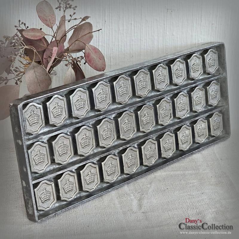 VERKAUFT ! Schokoladenform ~ 30 Krönchen ~ Metall Gießform ~ Schokoladen Platte Krone ~ Vintage Homedecor ~ Küchendeko ~ Sammlerstück