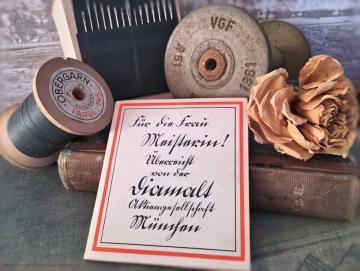VERKAUFT ! Uraltes Nadelheft und Garnrolle im Set
