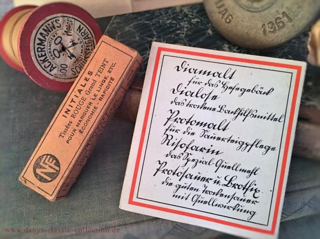 Uraltes Nadelheft, Garnrolle, Wäschemonogramm im Set