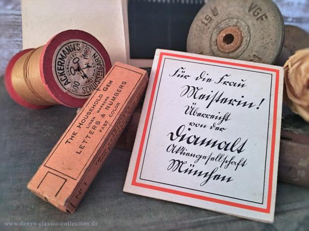 Uraltes Nadelheft, Garnrolle, Wäschemonogramm im Set