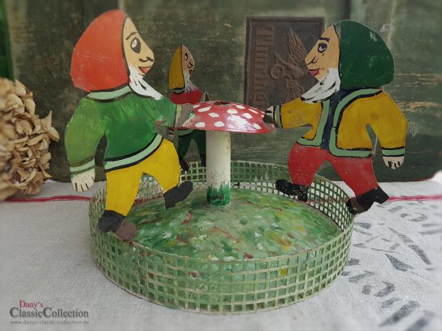 VERKAUFT ! Böhmischer Christbaumständer mit 3 Wichteln, Weihnachtsbaumständer mit Zwergen, lackiert, Weihnachten, Weihnachtsbaum