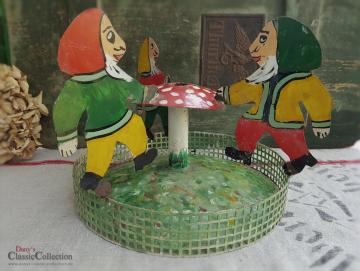 VERKAUFT ! Böhmischer Christbaumständer mit 3 Wichteln, Weihnachtsbaumständer mit Zwergen, lackiert, Weihnachten, Weihnachtsbaum