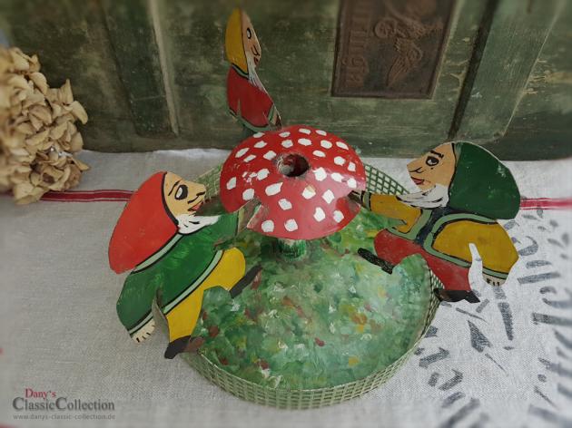 VERKAUFT ! Böhmischer Christbaumständer mit 3 Wichteln, Weihnachtsbaumständer mit Zwergen, lackiert, Weihnachten, Weihnachtsbaum