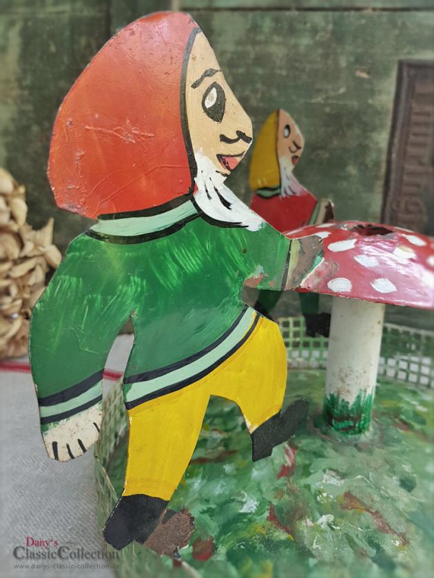 VERKAUFT ! Böhmischer Christbaumständer mit 3 Wichteln, Weihnachtsbaumständer mit Zwergen, lackiert, Weihnachten, Weihnachtsbaum