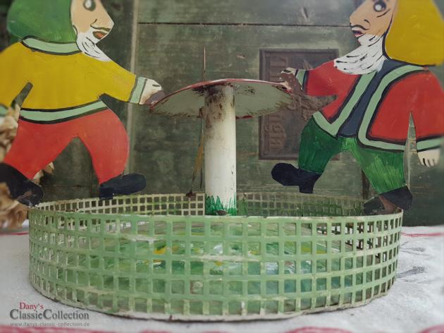 VERKAUFT ! Böhmischer Christbaumständer mit 3 Wichteln, Weihnachtsbaumständer mit Zwergen, lackiert, Weihnachten, Weihnachtsbaum