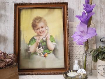 Kinderbild ~ Junge mit grünem Shirt und Telefon ~ Bild gerahmt ~ Goldrahmen ~ Vintage Kinderzimmer