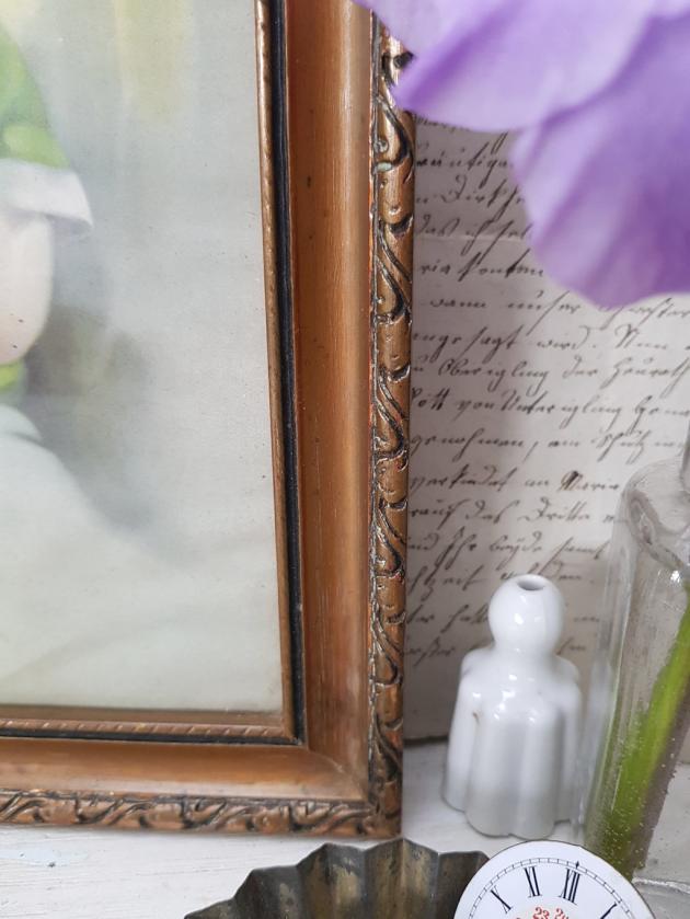 Kinderbild ~ Junge mit grünem Shirt und Telefon ~ Bild gerahmt ~ Goldrahmen ~ Vintage Kinderzimmer