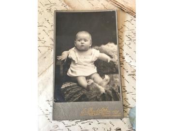 CdV Baby auf Fell Kabinettfoto Fotokarte