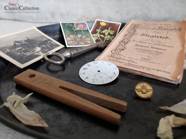 VERKAUFT ! Deko-Set ~ Deko-Bundle ~ Shabby Dekoration ~ Backblech ~ Schlüssel ~ Zifferblatt ~ Knopf ~ Wäscheklammer ~ Sepia Foto ~ Brocante