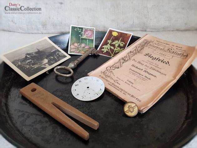 VERKAUFT ! Deko-Set ~ Deko-Bundle ~ Shabby Dekoration ~ Backblech ~ Schlüssel ~ Zifferblatt ~ Knopf ~ Wäscheklammer ~ Sepia Foto ~ Brocante