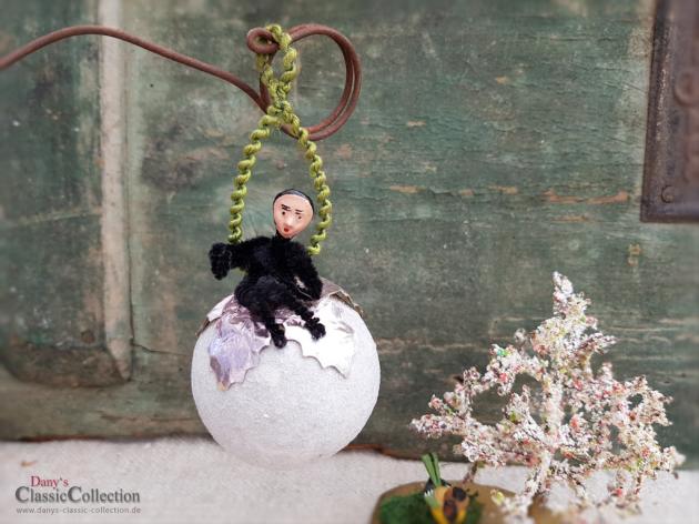 Schornsteinfeger aus Chenille auf Wattekugel, antiker Christbaumschmuck, Weihnachten, Weihnachtsbaum