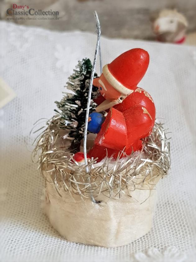 Watteschmuck , Erzgebirgemännlein in Wattekörbchen mit Tannenbaum , Oblate , Tinsel , Seltener Christbaumschmuck