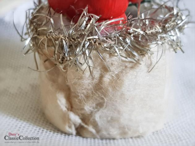 Watteschmuck , Erzgebirgemännlein in Wattekörbchen mit Tannenbaum , Oblate , Tinsel , Seltener Christbaumschmuck