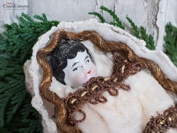 Porzellankopf im Watte-Bettchen ~ antiker Sammlerschmuck ~ Goldbordüre ~ Seltener Christbaumschmuck ~ historische Weihnacht