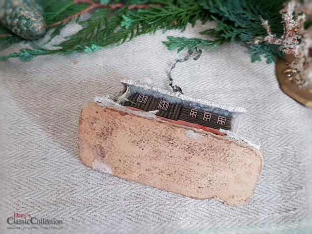 VERKAUFT ! Dresdner Pappe Christbaumschmuck ~ Haus lithografiert mit Zweigen ~ Vintage Weihnacht ~ alter Weihnachtsschmuck